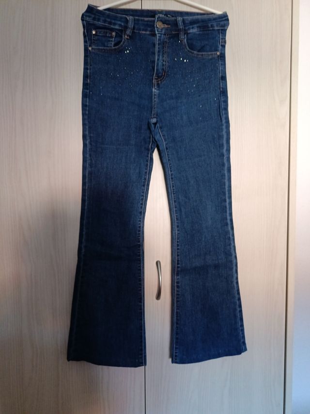 Pantalones vaqueros campana con pedrería