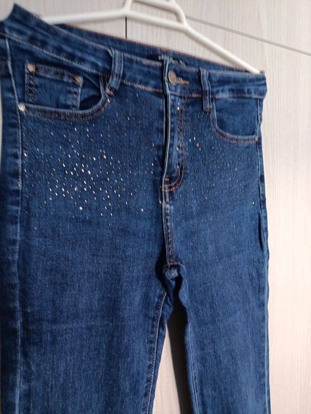 Pantalones vaqueros campana con pedrería