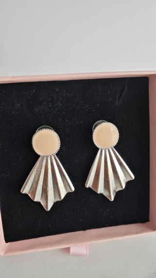 Pendientes plateados abanico nude