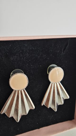 Pendientes plateados abanico nude