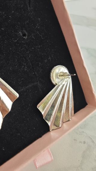 Pendientes plateados abanico nude