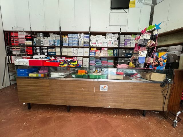 Mostrador grande de madera y cristal