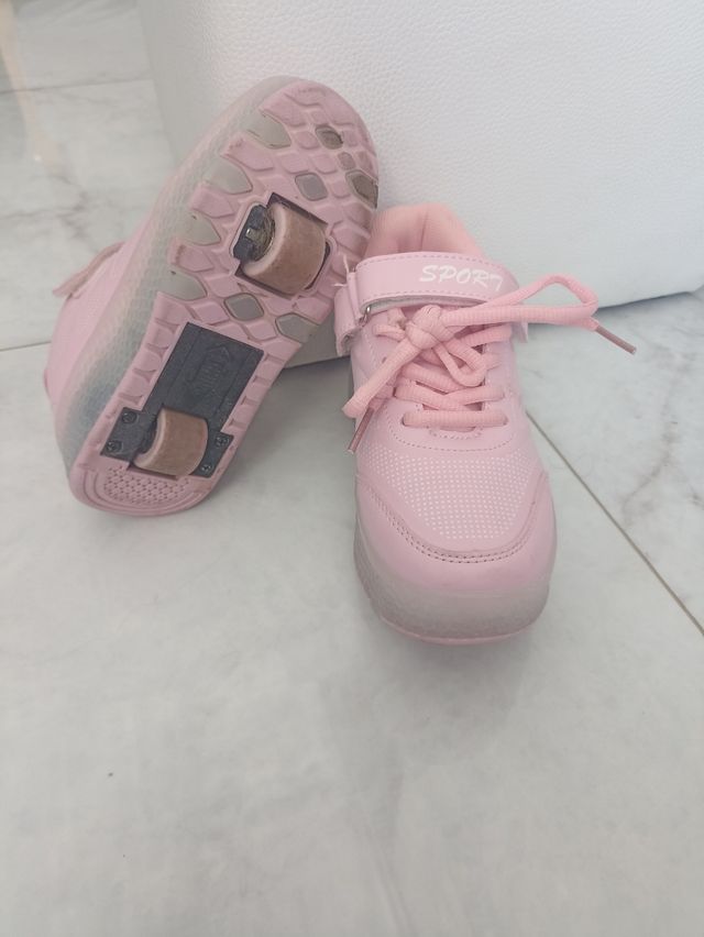 Zapatillas con ruedas rosas