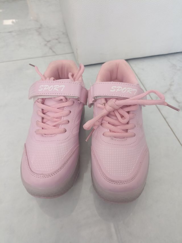 Zapatillas con ruedas rosas