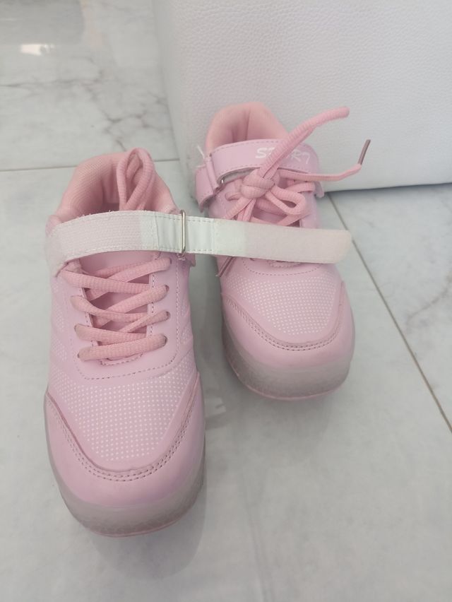 Zapatillas con ruedas rosas