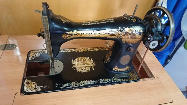 Mesa de máquina de coser antigua