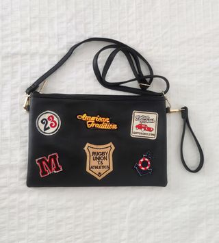 Bonito bolso negro con parches para hombro 