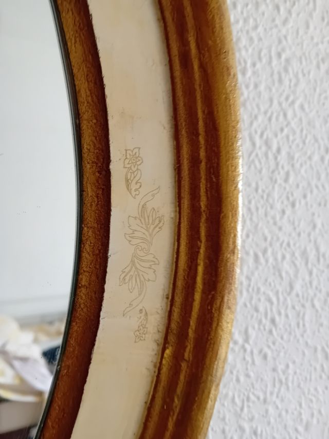 Espejo Ovalado de pared.