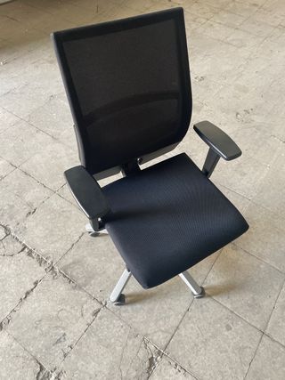 Silla de oficina ergonómica negra
2 disponibles 