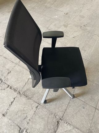 Silla de oficina ergonómica negra
2 disponibles 