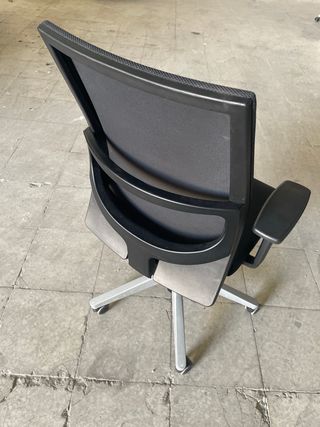 Silla de oficina ergonómica negra
2 disponibles 