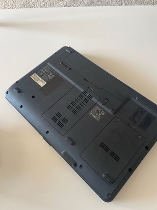Portátil eMachines E727 con cargador