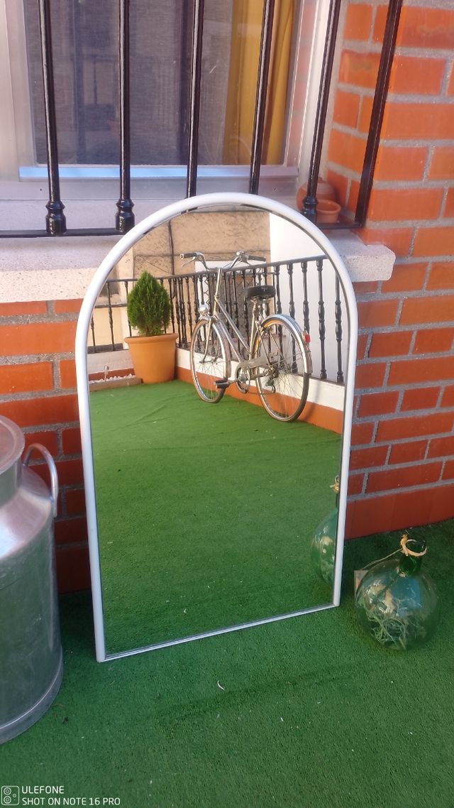 Espejo de baño blanco con marco