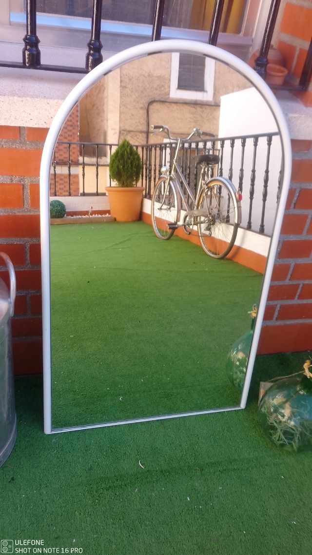 Espejo de baño blanco con marco