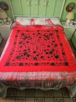 Manton de Manila Rojo Bordado Negro