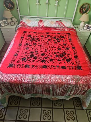 Manton de Manila Rojo Bordado Negro