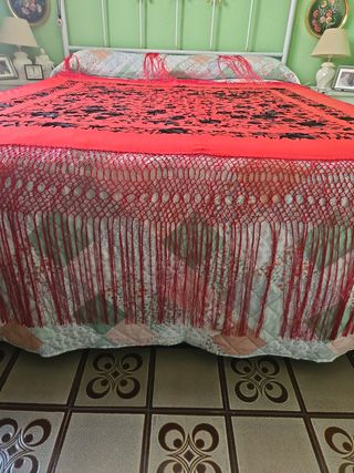 Manton de Manila Rojo Bordado Negro