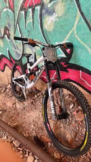 Bici DH Saracen Myst Tuned