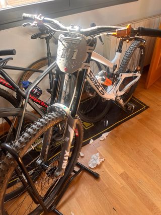 Bici DH Saracen Myst Tuned
