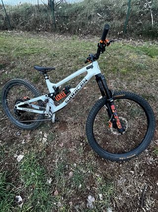 Bici DH Saracen Myst Tuned