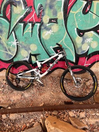 Bici DH Saracen Myst Tuned