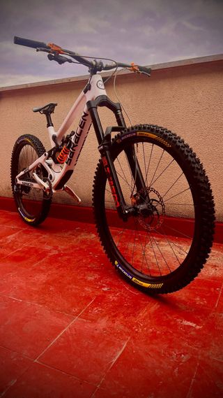 Bici DH Saracen Myst Tuned