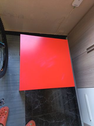 Mesa auxiliar roja Ikea