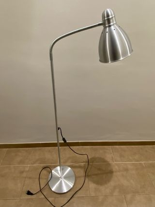 Lámpara de pie metálica plateada - Ikea Lersta