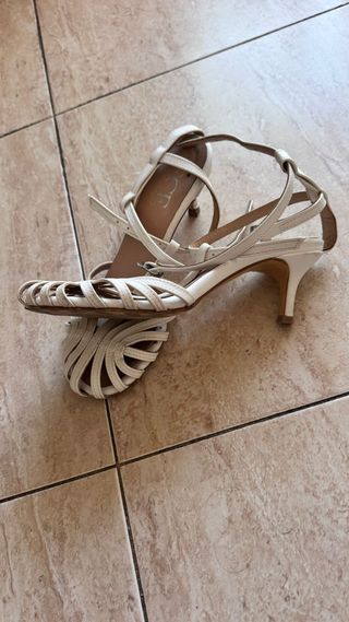 Sandalias blancas de tiras