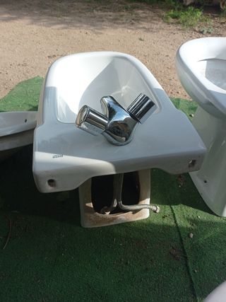 Sanitario WC nuevo, lavabos, y bidé nuevo baño