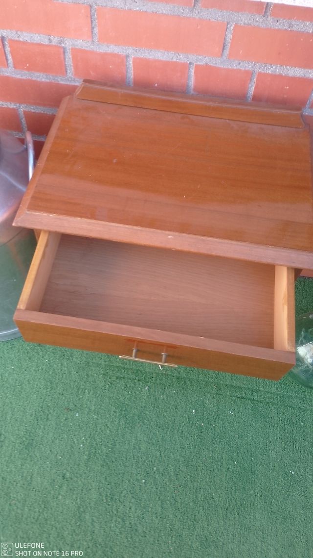 Mesita de noche vintage de madera