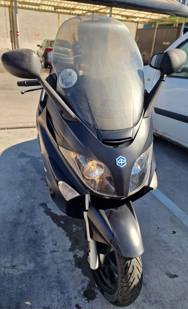 Piaggio Xevo 125cc Scooter color negro mate