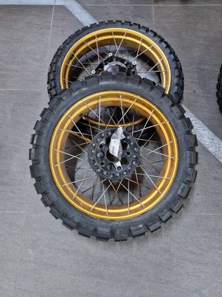 Llantas de moto doradas con radios de 
1200/1250gs