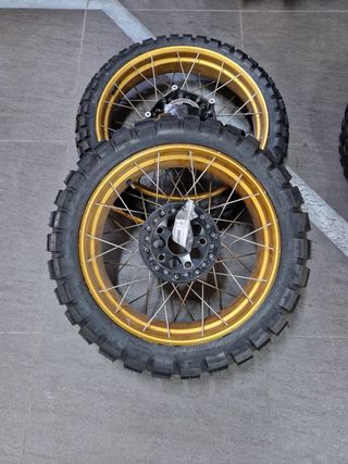 Llantas de moto doradas con radios de 
1200/1250gs