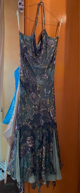 Vestido floral con pedrería y fular talla 42