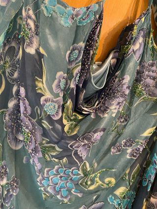 Vestido floral con pedrería y fular talla 42