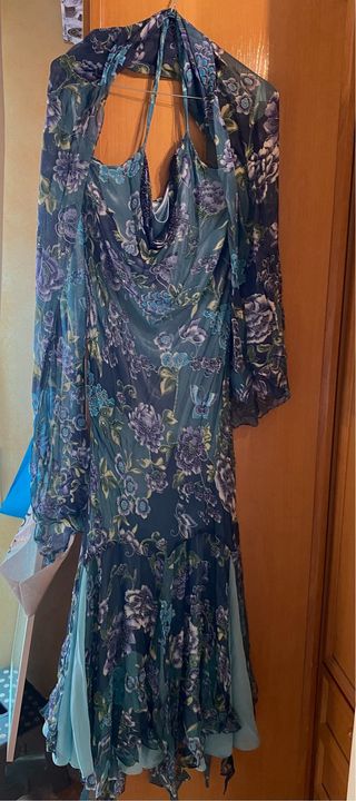 Vestido floral con pedrería y fular talla 42