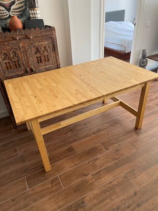 Mesa de comedor de madera