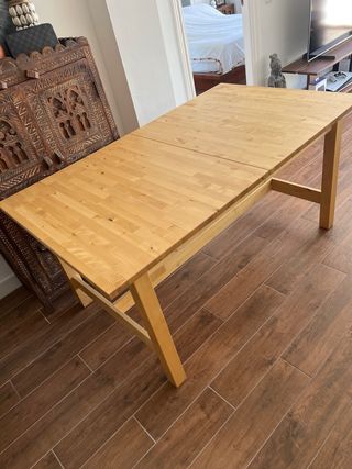 Mesa de comedor de madera