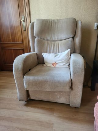 Sillón de tela beige