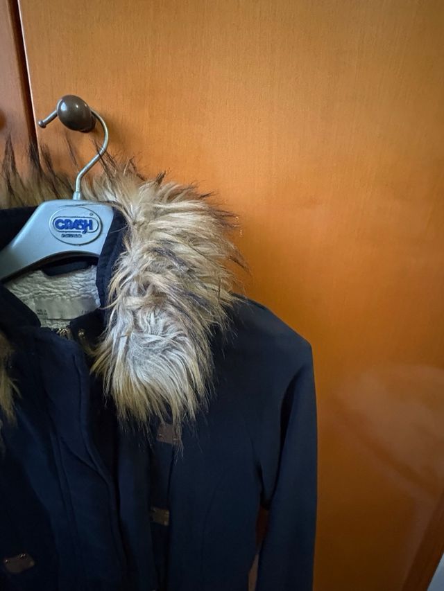 Parka azul marino con capucha de pelo