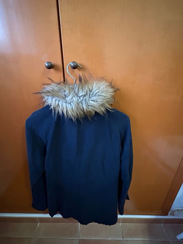 Parka azul marino con capucha de pelo
