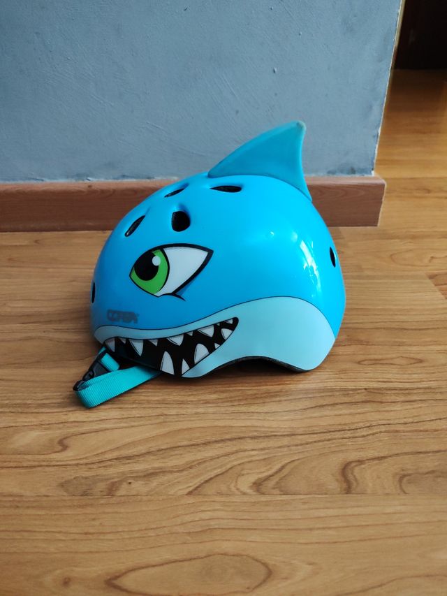 Casco infantil tiburón azul