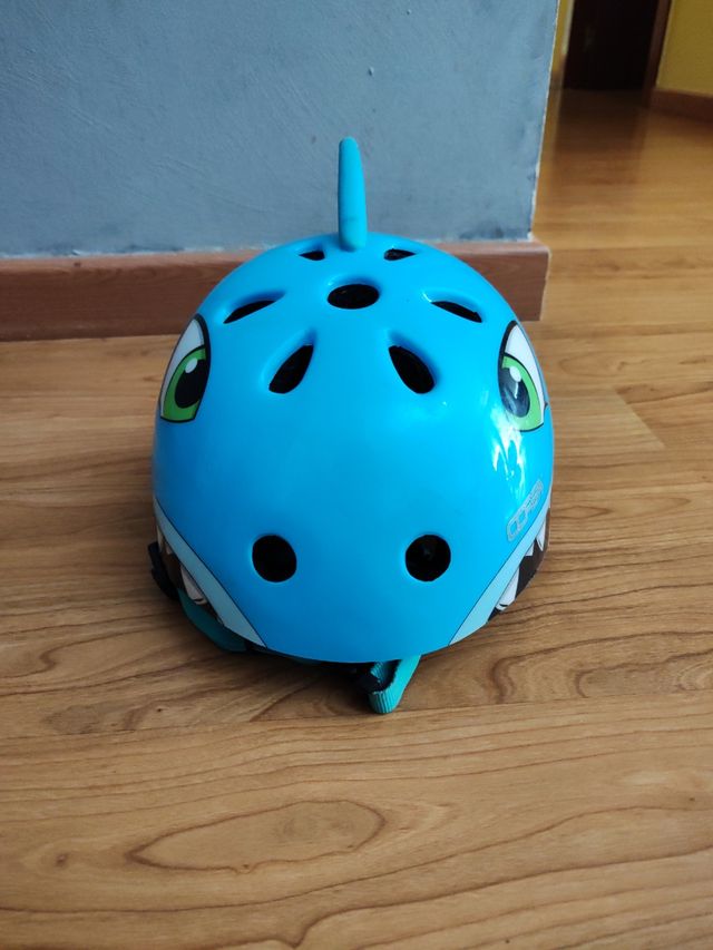 Casco infantil tiburón azul