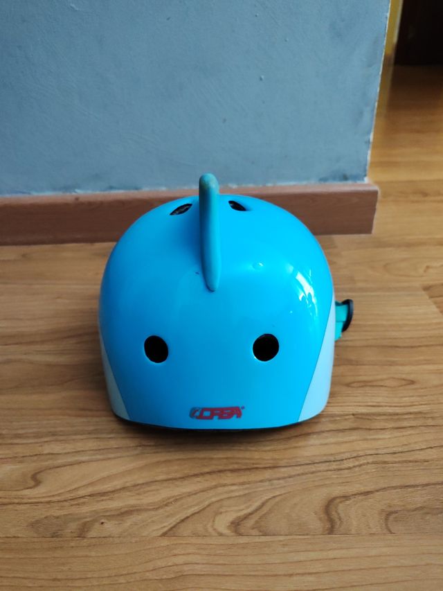 Casco infantil tiburón azul
