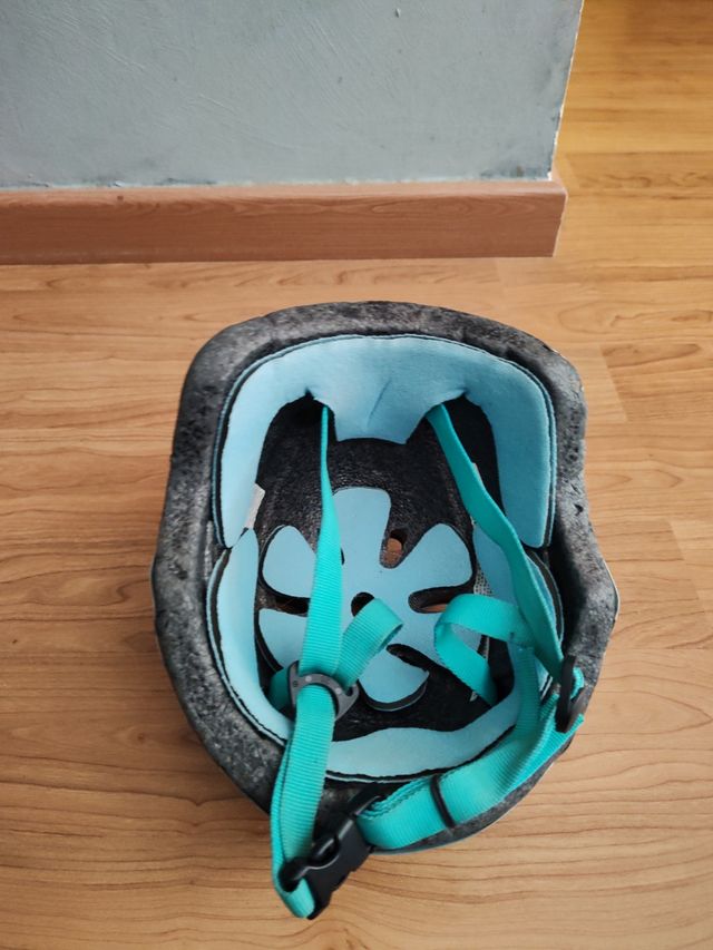 Casco infantil tiburón azul