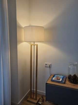 Lámpara de pie moderna madera.
