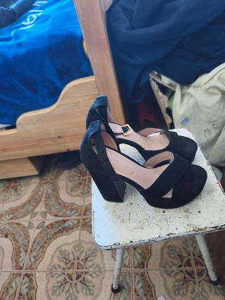 Tacones altos negros