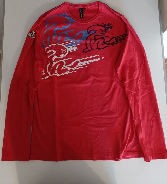 Camiseta roja manga larga con estampado