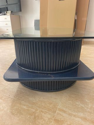 Mesa de centro azul con tapa de cristal